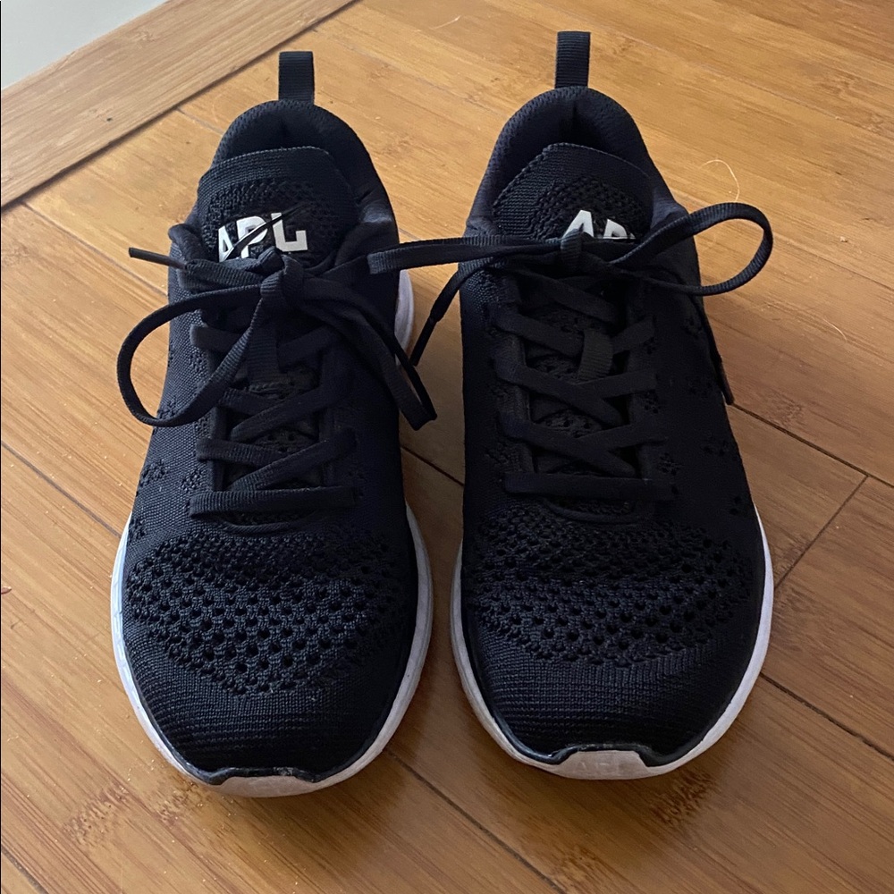 APL tech loom pro black sneaker